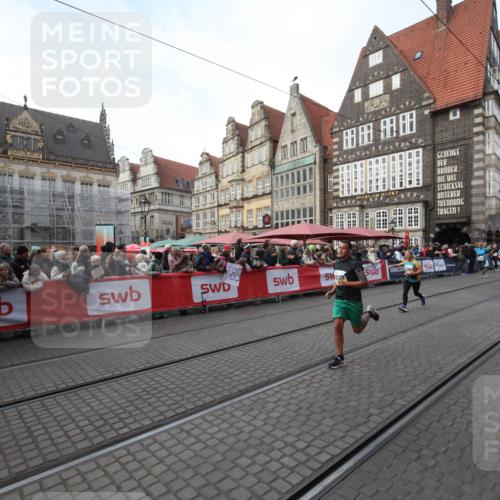 05.10.2025 - 20. swb-Marathon Bremen Yannick Fuchs http://msf.ph/oto/9291401 05.10.2025 10:53:12 Ziel 9449, 9703, 10128, 10242, 10349, 10466, 11300 meine-sportfotos.de