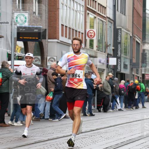 05.10.2025 - 20. swb-Marathon Bremen Strokosch-Dieckow http://msf.ph/oto/9291403 05.10.2025 12:39:37 Ziel 964, 1528, 964, 1528 meine-sportfotos.de