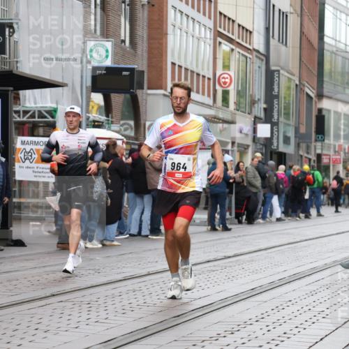 05.10.2025 - 20. swb-Marathon Bremen Strokosch-Dieckow http://msf.ph/oto/9291413 05.10.2025 12:39:38 Ziel 964, 1528, 2138, 964, 1528, 2138 meine-sportfotos.de