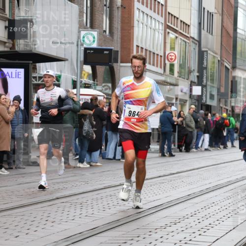 05.10.2025 - 20. swb-Marathon Bremen Strokosch-Dieckow http://msf.ph/oto/9291424 05.10.2025 12:39:38 Ziel 964, 1528, 2138, 964, 1528, 2138 meine-sportfotos.de