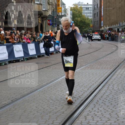 05.10.2025 - 20. swb-Marathon Bremen Strokosch-Dieckow http://msf.ph/oto/9291432 05.10.2025 11:26:27 Ziel 9941 meine-sportfotos.de