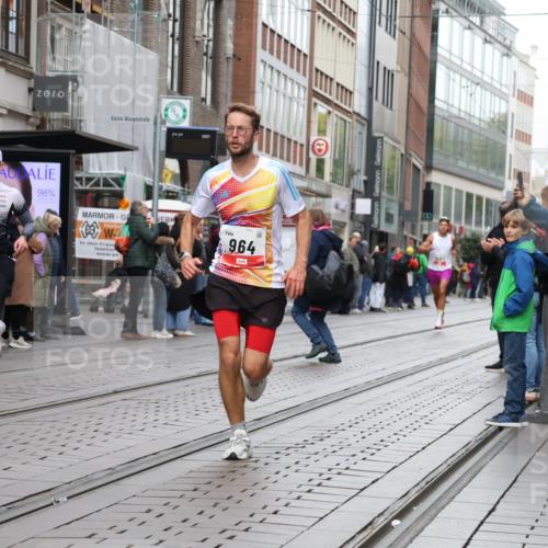 05.10.2025 - 20. swb-Marathon Bremen Strokosch-Dieckow http://msf.ph/oto/9291435 05.10.2025 12:39:39 Ziel 964, 1528, 2138, 964, 1528, 2138 meine-sportfotos.de