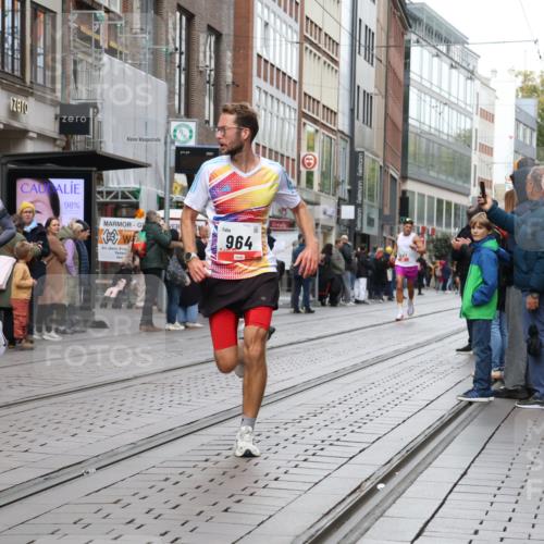 05.10.2025 - 20. swb-Marathon Bremen Strokosch-Dieckow http://msf.ph/oto/9291446 05.10.2025 12:39:40 Ziel 964, 1528, 1714, 2138, 964, 1528, 1714, 2138 meine-sportfotos.de
