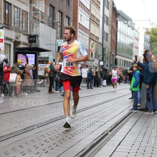 05.10.2025 - 20. swb-Marathon Bremen Strokosch-Dieckow http://msf.ph/oto/9291455 05.10.2025 12:39:40 Ziel 964, 1528, 1714, 2138, 964, 1528, 1714, 2138 meine-sportfotos.de