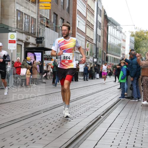 05.10.2025 - 20. swb-Marathon Bremen Strokosch-Dieckow http://msf.ph/oto/9291466 05.10.2025 12:39:40 Ziel 964, 1528, 1714, 2138, 964, 1528, 1714, 2138 meine-sportfotos.de