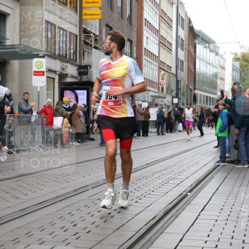 05.10.2025 - 20. swb-Marathon Bremen Strokosch-Dieckow http://msf.ph/oto/9291473 05.10.2025 12:39:41 Ziel 964, 1528, 1714, 2138, 964, 1528, 1714, 2138 meine-sportfotos.de