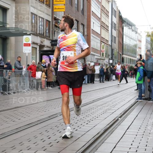 05.10.2025 - 20. swb-Marathon Bremen Strokosch-Dieckow http://msf.ph/oto/9291482 05.10.2025 12:39:41 Ziel 964, 1528, 1714, 2138, 964, 1528, 1714, 2138 meine-sportfotos.de