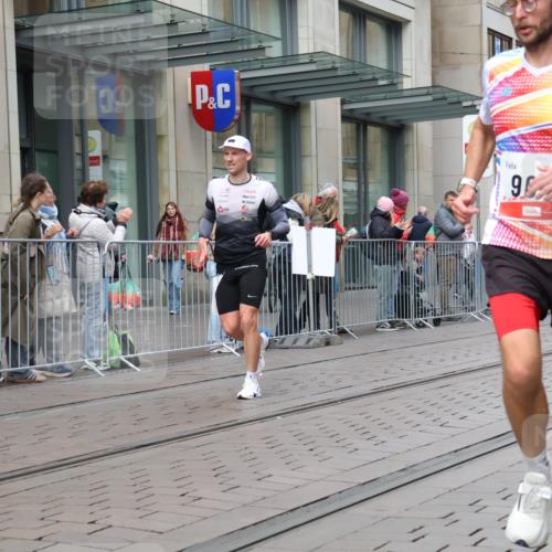 05.10.2025 - 20. swb-Marathon Bremen Strokosch-Dieckow http://msf.ph/oto/9291494 05.10.2025 12:39:41 Ziel 964, 1528, 1714, 2138, 964, 1528, 1714, 2138 meine-sportfotos.de