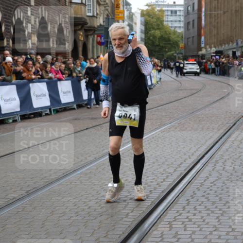 05.10.2025 - 20. swb-Marathon Bremen Strokosch-Dieckow http://msf.ph/oto/9291504 05.10.2025 11:26:27 Ziel 9941 meine-sportfotos.de