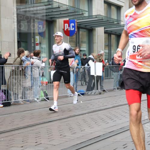 05.10.2025 - 20. swb-Marathon Bremen Strokosch-Dieckow http://msf.ph/oto/9291506 05.10.2025 12:39:41 Ziel 964, 1528, 1714, 2138, 964, 1528, 1714, 2138 meine-sportfotos.de
