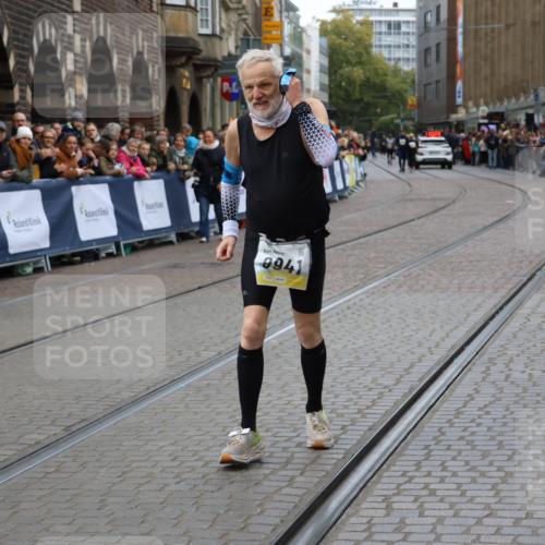 05.10.2025 - 20. swb-Marathon Bremen Strokosch-Dieckow http://msf.ph/oto/9291522 05.10.2025 11:26:27 Ziel 9941 meine-sportfotos.de