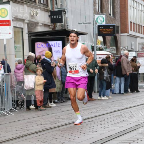 05.10.2025 - 20. swb-Marathon Bremen Strokosch-Dieckow http://msf.ph/oto/9291527 05.10.2025 12:39:45 Ziel 964, 1528, 1714, 2138, 964, 1528, 1714, 2138 meine-sportfotos.de