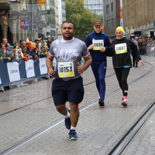 05.10.2025 - 20. swb-Marathon Bremen Strokosch-Dieckow http://msf.ph/oto/9291545 05.10.2025 11:26:52 Ziel 10153, 11697, 11698 meine-sportfotos.de
