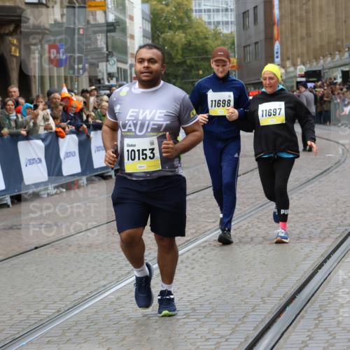 05.10.2025 - 20. swb-Marathon Bremen Strokosch-Dieckow http://msf.ph/oto/9291563 05.10.2025 11:26:52 Ziel 10153, 11697, 11698 meine-sportfotos.de