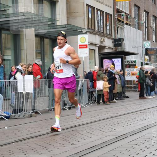 05.10.2025 - 20. swb-Marathon Bremen Strokosch-Dieckow http://msf.ph/oto/9291566 05.10.2025 12:39:46 Ziel 964, 1528, 1714, 2138, 964, 1528, 1714, 2138 meine-sportfotos.de