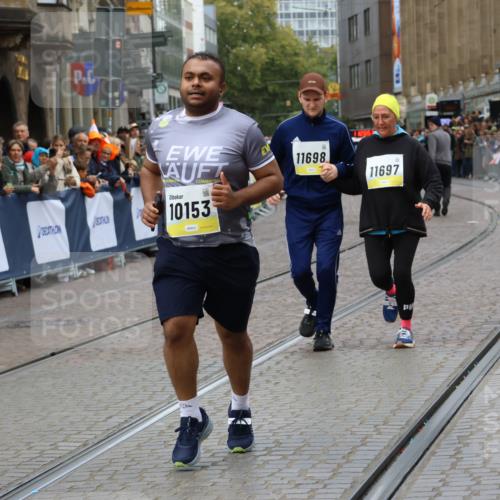 05.10.2025 - 20. swb-Marathon Bremen Strokosch-Dieckow http://msf.ph/oto/9291580 05.10.2025 11:26:52 Ziel 10153, 11697, 11698 meine-sportfotos.de