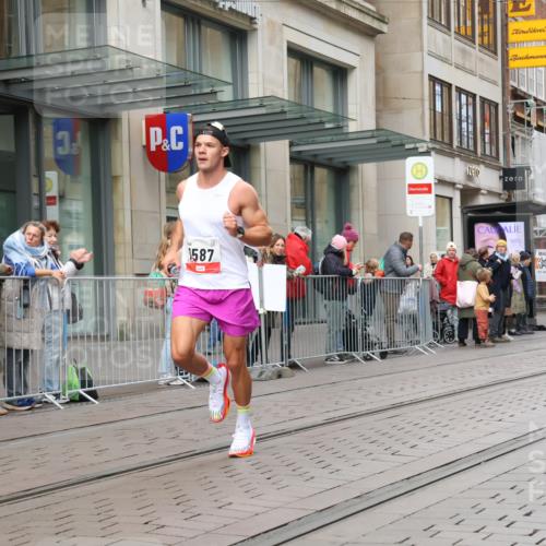 05.10.2025 - 20. swb-Marathon Bremen Strokosch-Dieckow http://msf.ph/oto/9291584 05.10.2025 12:39:47 Ziel 964, 1528, 1714, 2138, 964, 1528, 1714, 2138 meine-sportfotos.de
