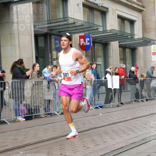 05.10.2025 - 20. swb-Marathon Bremen Strokosch-Dieckow http://msf.ph/oto/9291592 05.10.2025 12:39:47 Ziel 964, 1528, 1714, 2138, 964, 1528, 1714, 2138 meine-sportfotos.de