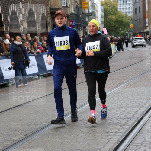 05.10.2025 - 20. swb-Marathon Bremen Strokosch-Dieckow http://msf.ph/oto/9291595 05.10.2025 11:26:54 Ziel 10153, 11697, 11698 meine-sportfotos.de