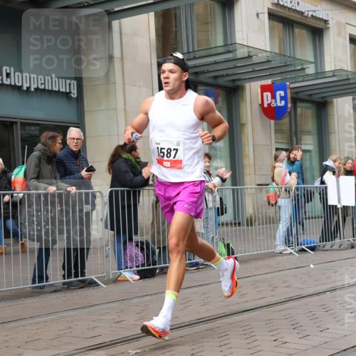 05.10.2025 - 20. swb-Marathon Bremen Strokosch-Dieckow http://msf.ph/oto/9291600 05.10.2025 12:39:47 Ziel 964, 1528, 1714, 2138, 964, 1528, 1714, 2138 meine-sportfotos.de