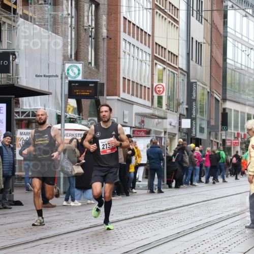 05.10.2025 - 20. swb-Marathon Bremen Strokosch-Dieckow http://msf.ph/oto/9291611 05.10.2025 12:39:55 Ziel 1714, 2138, 1714, 2138 meine-sportfotos.de