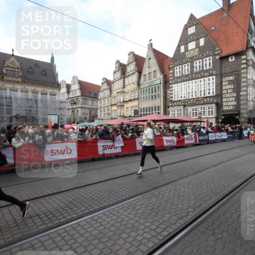 05.10.2025 - 20. swb-Marathon Bremen Yannick Fuchs http://msf.ph/oto/9291615 05.10.2025 10:53:45 Ziel 9934, 10020, 10906, 10925, 11046 meine-sportfotos.de
