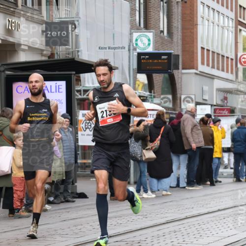 05.10.2025 - 20. swb-Marathon Bremen Strokosch-Dieckow http://msf.ph/oto/9291632 05.10.2025 12:39:56 Ziel 4, 1714, 2138, 4, 1714, 2138 meine-sportfotos.de
