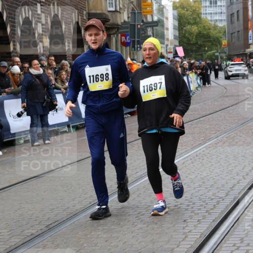 05.10.2025 - 20. swb-Marathon Bremen Strokosch-Dieckow http://msf.ph/oto/9291639 05.10.2025 11:26:55 Ziel 10153, 11697, 11698 meine-sportfotos.de