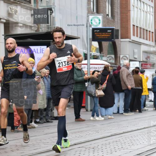 05.10.2025 - 20. swb-Marathon Bremen Strokosch-Dieckow http://msf.ph/oto/9291642 05.10.2025 12:39:56 Ziel 4, 1714, 2138, 4, 1714, 2138 meine-sportfotos.de