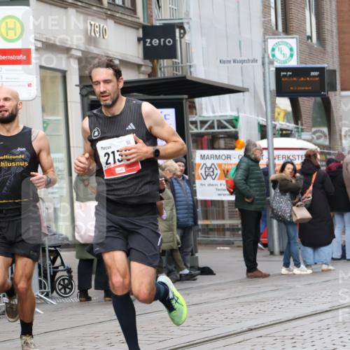 05.10.2025 - 20. swb-Marathon Bremen Strokosch-Dieckow http://msf.ph/oto/9291657 05.10.2025 12:39:57 Ziel 4, 1714, 2138, 4, 1714, 2138 meine-sportfotos.de