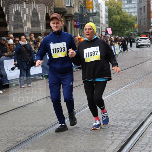 05.10.2025 - 20. swb-Marathon Bremen Strokosch-Dieckow http://msf.ph/oto/9291658 05.10.2025 11:26:55 Ziel 10153, 11697, 11698 meine-sportfotos.de
