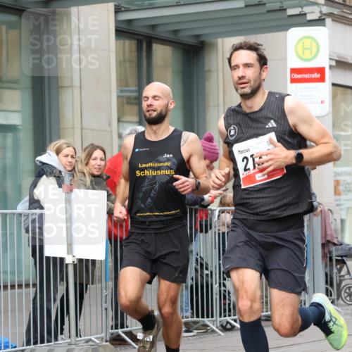 05.10.2025 - 20. swb-Marathon Bremen Strokosch-Dieckow http://msf.ph/oto/9291681 05.10.2025 12:39:58 Ziel 4, 1714, 2138, 4, 1714, 2138 meine-sportfotos.de