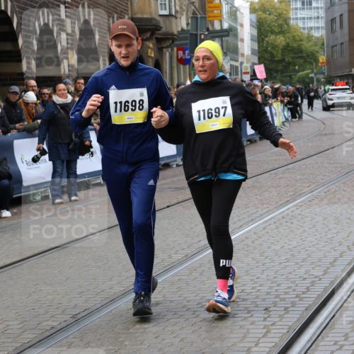 05.10.2025 - 20. swb-Marathon Bremen Strokosch-Dieckow http://msf.ph/oto/9291704 05.10.2025 11:26:55 Ziel 10153, 11697, 11698 meine-sportfotos.de
