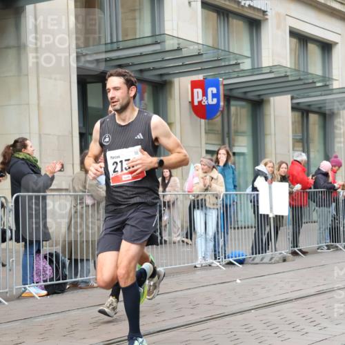 05.10.2025 - 20. swb-Marathon Bremen Strokosch-Dieckow http://msf.ph/oto/9291709 05.10.2025 12:39:59 Ziel 4, 1714, 2138, 4, 1714, 2138 meine-sportfotos.de
