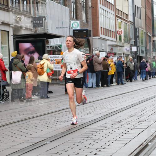 05.10.2025 - 20. swb-Marathon Bremen Strokosch-Dieckow http://msf.ph/oto/9291718 05.10.2025 12:40:13 Ziel 4, 351, 4, 351 meine-sportfotos.de