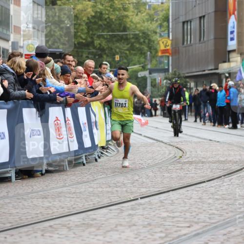 05.10.2025 - 20. swb-Marathon Bremen Strokosch-Dieckow http://msf.ph/oto/9291723 05.10.2025 12:04:33 Ziel 11703 meine-sportfotos.de