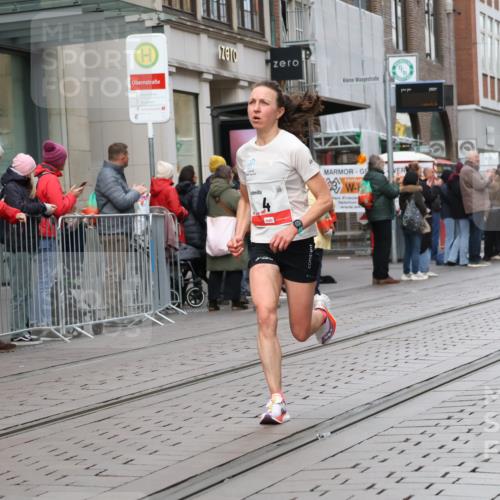 05.10.2025 - 20. swb-Marathon Bremen Strokosch-Dieckow http://msf.ph/oto/9291736 05.10.2025 12:40:13 Ziel 4, 351, 4, 351 meine-sportfotos.de