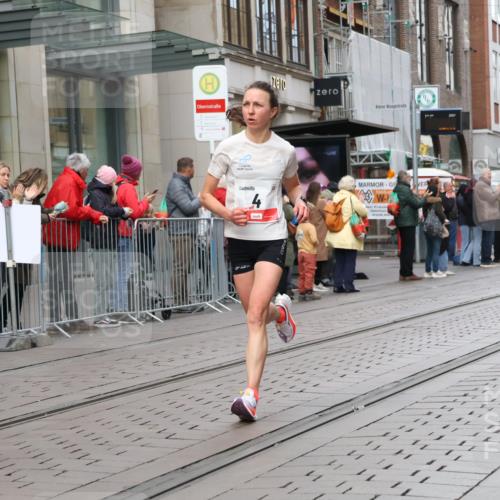 05.10.2025 - 20. swb-Marathon Bremen Strokosch-Dieckow http://msf.ph/oto/9291746 05.10.2025 12:40:14 Ziel 4, 351, 4, 351 meine-sportfotos.de