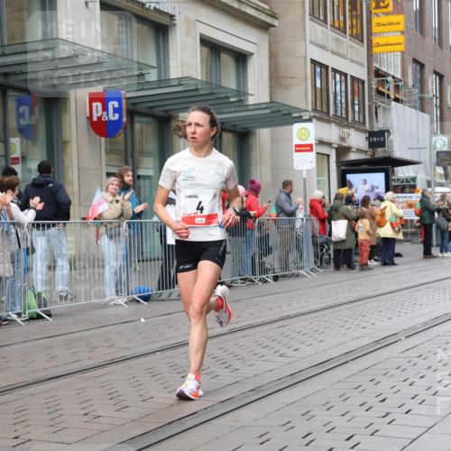 05.10.2025 - 20. swb-Marathon Bremen Strokosch-Dieckow http://msf.ph/oto/9291755 05.10.2025 12:40:14 Ziel 4, 351, 4, 351 meine-sportfotos.de