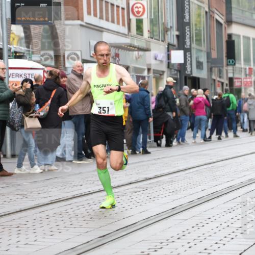 05.10.2025 - 20. swb-Marathon Bremen Strokosch-Dieckow http://msf.ph/oto/9291763 05.10.2025 12:40:18 Ziel 4, 351, 4, 351 meine-sportfotos.de