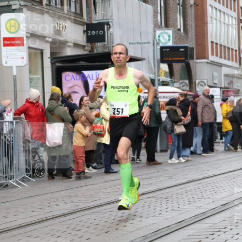 05.10.2025 - 20. swb-Marathon Bremen Strokosch-Dieckow http://msf.ph/oto/9291785 05.10.2025 12:40:20 Ziel 4, 351, 4, 351 meine-sportfotos.de