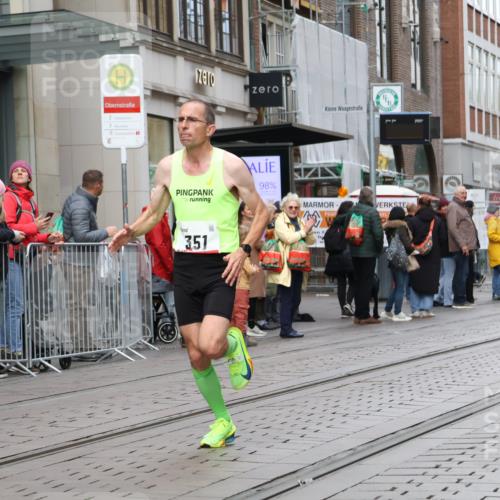 05.10.2025 - 20. swb-Marathon Bremen Strokosch-Dieckow http://msf.ph/oto/9291796 05.10.2025 12:40:20 Ziel 4, 351, 4, 351 meine-sportfotos.de