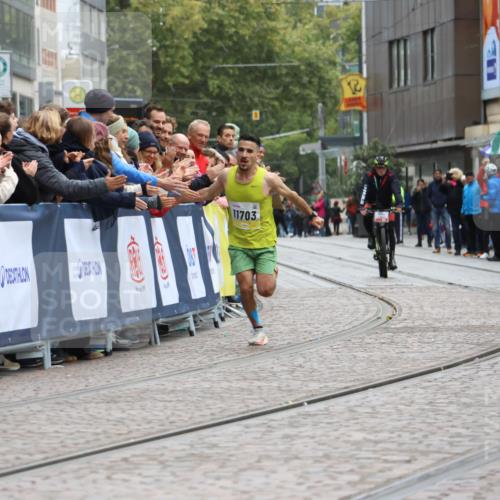05.10.2025 - 20. swb-Marathon Bremen Strokosch-Dieckow http://msf.ph/oto/9291801 05.10.2025 12:04:33 Ziel 11703 meine-sportfotos.de