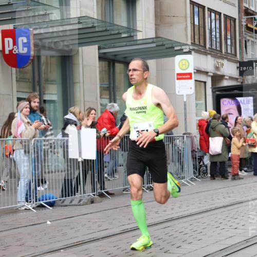 05.10.2025 - 20. swb-Marathon Bremen Strokosch-Dieckow http://msf.ph/oto/9291805 05.10.2025 12:40:21 Ziel 4, 351, 4, 351 meine-sportfotos.de