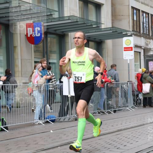 05.10.2025 - 20. swb-Marathon Bremen Strokosch-Dieckow http://msf.ph/oto/9291813 05.10.2025 12:40:21 Ziel 4, 351, 4, 351 meine-sportfotos.de