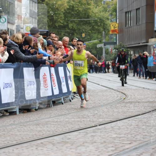 05.10.2025 - 20. swb-Marathon Bremen Strokosch-Dieckow http://msf.ph/oto/9291818 05.10.2025 12:04:33 Ziel 11703 meine-sportfotos.de