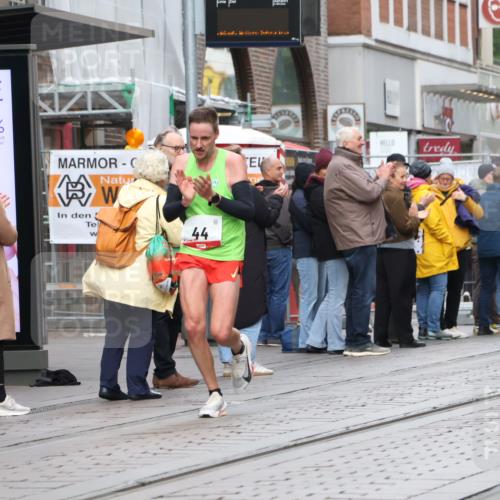 05.10.2025 - 20. swb-Marathon Bremen Strokosch-Dieckow http://msf.ph/oto/9291821 05.10.2025 12:40:49 Ziel 44, 467, 691, 44, 467, 691 meine-sportfotos.de