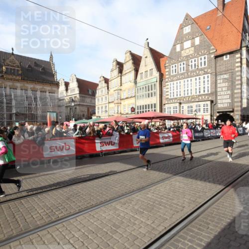 05.10.2025 - 20. swb-Marathon Bremen Yannick Fuchs http://msf.ph/oto/9291841 05.10.2025 10:54:32 Ziel 9392, 9633, 10032, 10097, 10810, 11271 meine-sportfotos.de