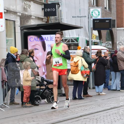 05.10.2025 - 20. swb-Marathon Bremen Strokosch-Dieckow http://msf.ph/oto/9291844 05.10.2025 12:40:50 Ziel 44, 467, 691, 44, 467, 691 meine-sportfotos.de