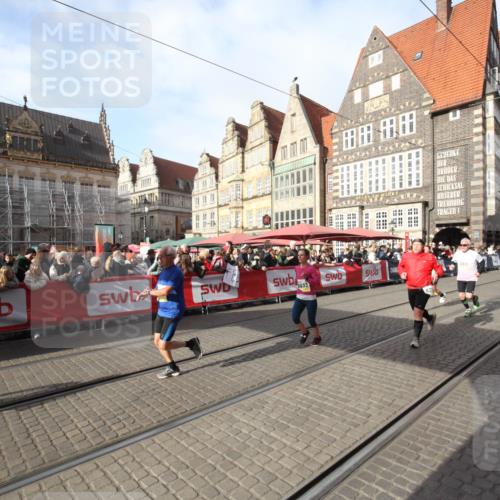 05.10.2025 - 20. swb-Marathon Bremen Yannick Fuchs http://msf.ph/oto/9291848 05.10.2025 10:54:32 Ziel 9392, 9633, 10032, 10097, 10810, 11271 meine-sportfotos.de